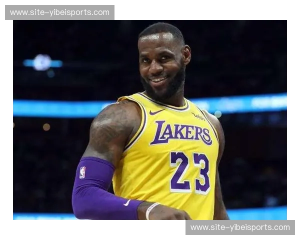 詹姆斯41岁场均21.9分6.6助 转型组织核心延续传奇生涯 詹姆斯41岁场均21.9分6.6助 转型组织核心延续传奇生涯